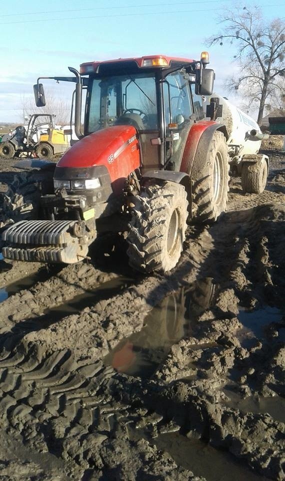 Zimą złodziej odjechał sprzed domu mieszkańca Dorposza ciągnikiem i z roztrząsaczem obornika z  nadstawkami. Za kółkiem tego sprzętu winna być odpowiedzialna, dbająca o zabezpieczenia osoba