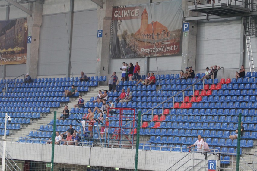 Piast Gliwice – Zagłębie Lubin 2:1. Przy Okrzei nadal kibicują bez „młyna” ZDJĘCIA KIBICÓW