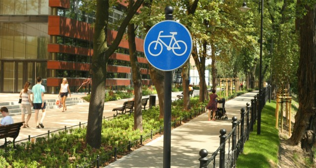 Droga rowerowa na Promenadzie Staromiejskiej jest utwardzona i biegnie wzdłuż fosy, dlatego chętnie wybierają ją spacerowicze