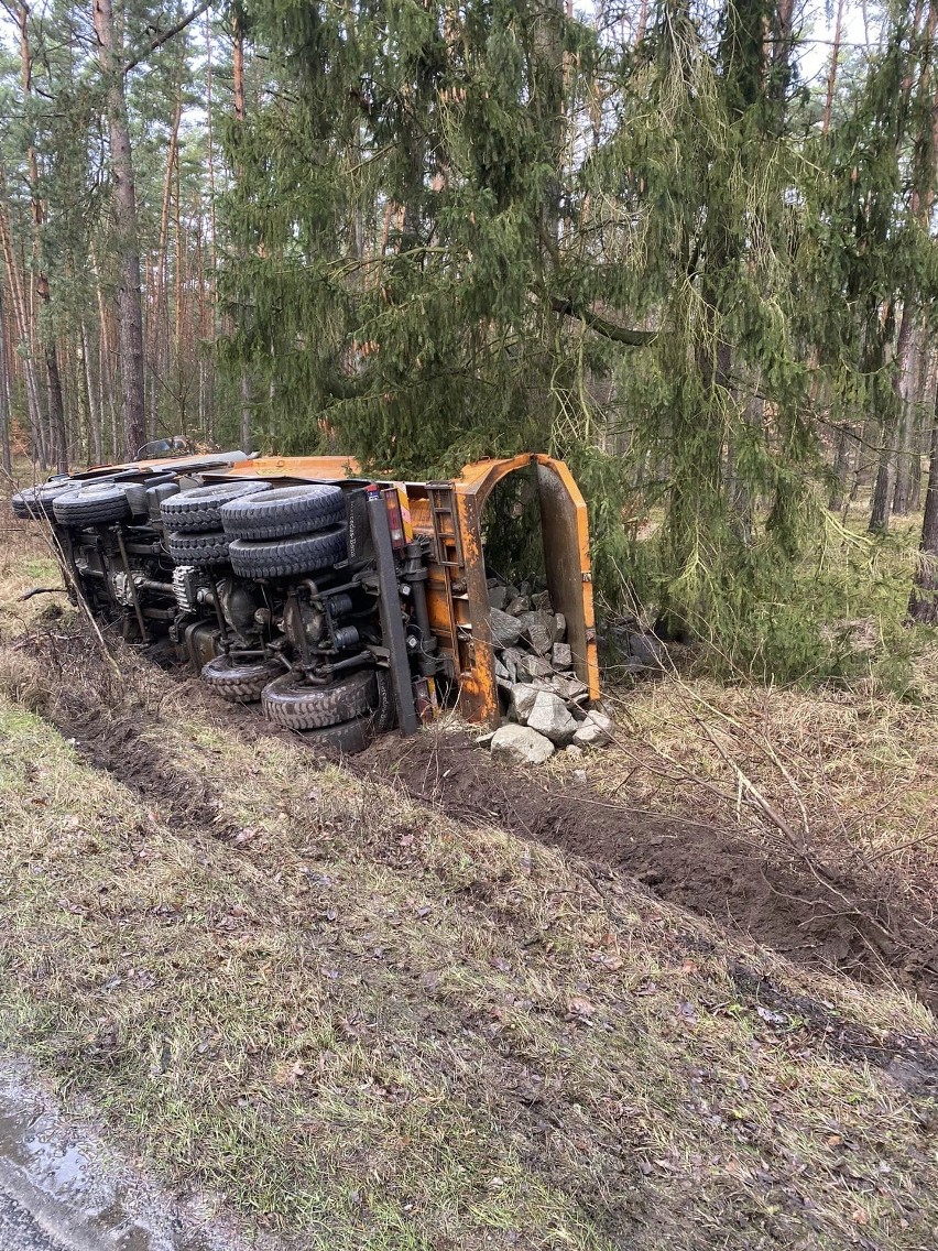 Ciężarówka wypadła z drogi między Gozdowicami a Mieszkowicami