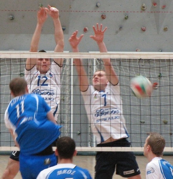 Łukasz Rudzewicz (nr 12) i Kamil Skrzypkowski (7) postarają się zatrzymać siatkarzy GTPS-u (niebieski strój)