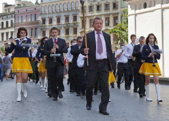 W sobotę o godzinie 11.15 Młodzieżowa Orkiestra Dęta pod batutą Tadeusza Bartosa rozpoczęła pińczowską paradę na Rynku Głównym w Krakowie.