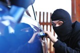 Złodziej ukradnie twój samochód w 6 sekund. Niektóre zachowania kierowców ułatwiają kradzież. Czego unikać? Jakie złodzieje mają metody?