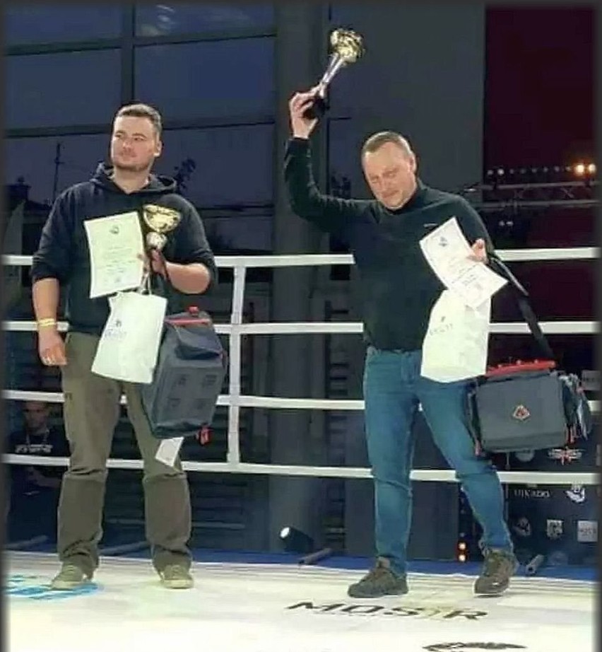 Grzegorz Słomka z pucharem za czwarte miejsce w zawodach