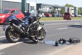 Wypadek motocyklisty i samochodu osobowego w Bielanach Wrocławskich. Kierowcy trafili do szpitala