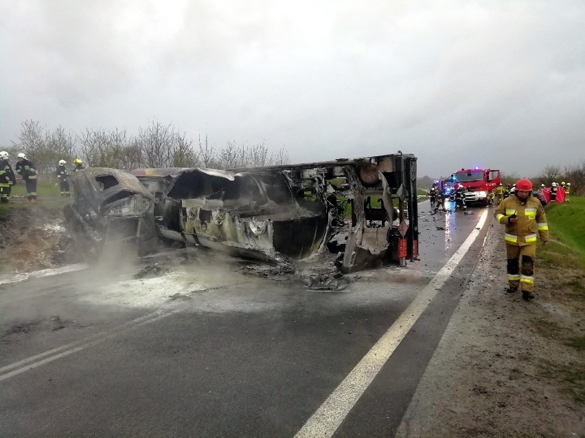 Dramat na drodze w Leżajsku! Po zderzeniu z osobówką zapaliła się cysterna. Jedna osoba nie żyje