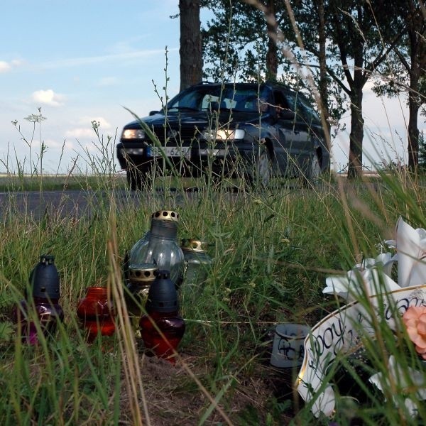 W miejscu, gdzie doszło do tragicznego wypadku po dziś dzień leżą pogrzebowe wieńce. Od czasu do czasu ktoś zapala znicze