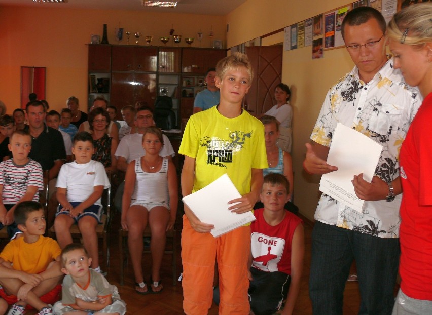 Dyplom odbiera Dominik Wyka, jeden z 42 uczestników szkółki.