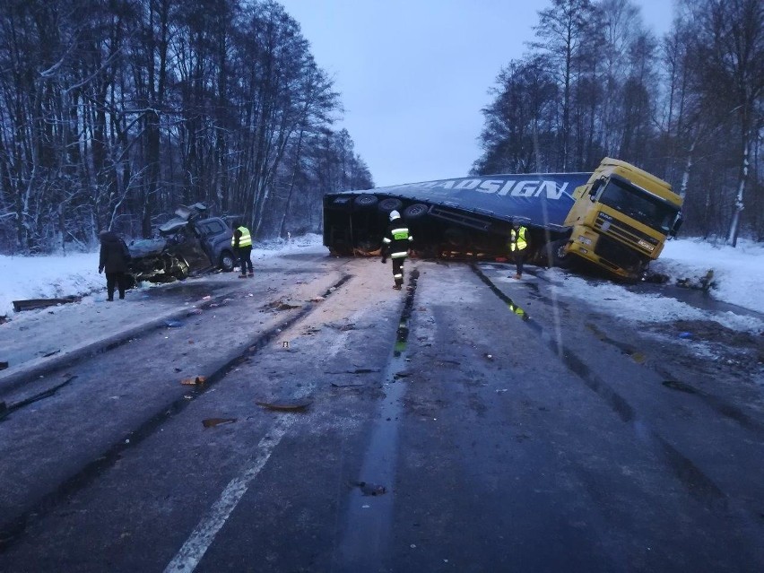 Dramat na „dziewiętnastce” pod Niskiem. W zderzeniu z tirem zginęło małżeństwo. Ich dzieci przeżyły...