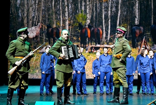Koncert odbył się w Operze i Filharmonii Podlaskiej. Sceny przeplatane były pieśniami patriotycznymi we współczesnych aranżacjach pochodzącego z Ukrainy Maxa Fedorova, a wykonanych przez Chór Komendy Wojewódzkiej Policji w Białymstoku.