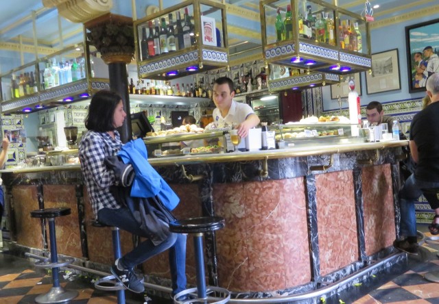 W barze można zjeść pintxos i posłuchać muzyki Basków.