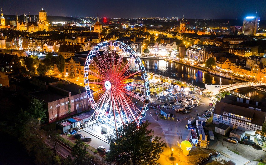 Gdańsk: Niesamowity plenerowy spektakl „światło i dźwięk” z kołem widokowym Amber Sky w roli głównej. 13.08.2022 r. [ZDJĘCIA]