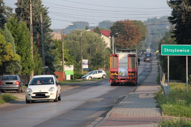 Droga wojewódzka jest jedną z najbardziej zatłoczonych tras w gminie Psary.