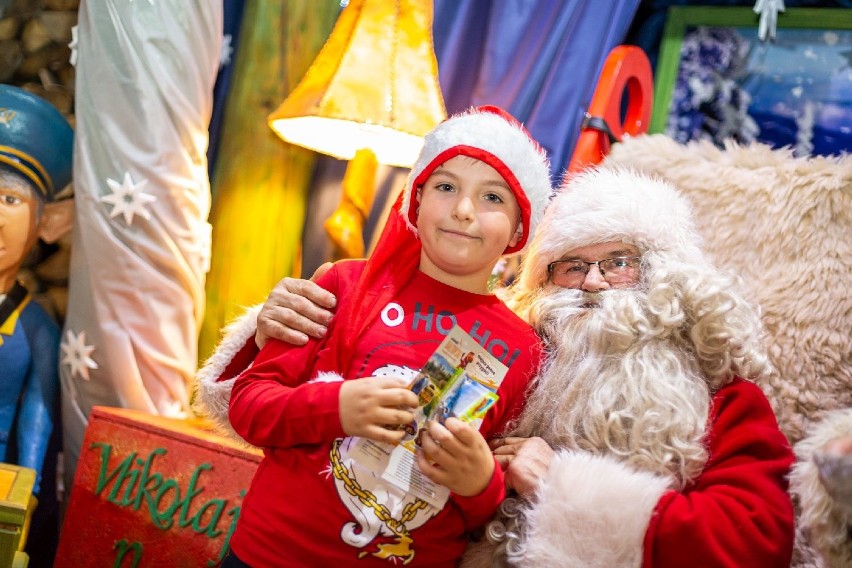 Święty Mikołaj już przybył do Bałtowa. Odwiedzili go pierwsi goście [FANTASTYCZNE ZDJĘCIA, WIDEO]
