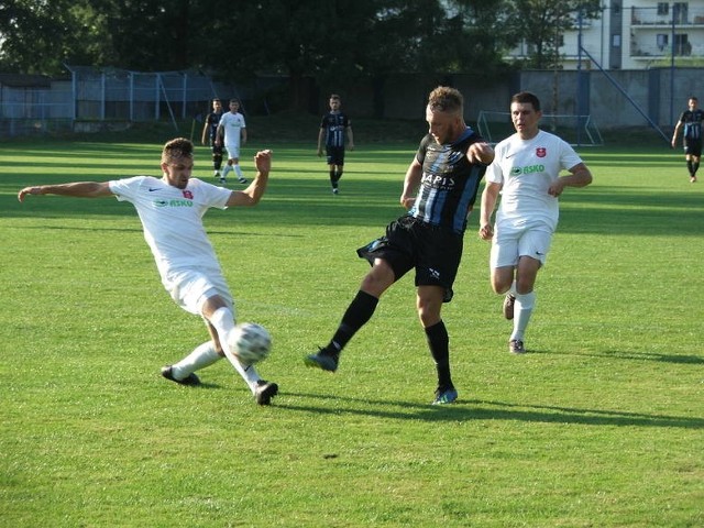 Start Pruchnik (białe stroje) nie sprostał rezerwom Stali Mielec.