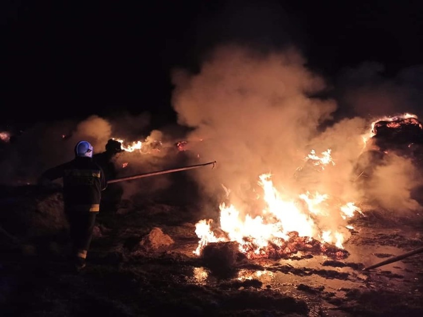 Ogromny pożar balotów siana w Lipie. Akcja gaszenia trwała kilkanaście godzin [ZDJĘCIA]