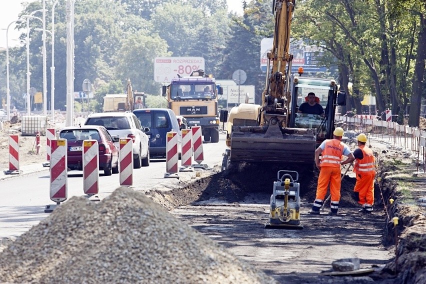 Wrocław: Trwa remont Zwycięskiej. Skanska chce zdążyć przed zimą (ZDJECIA)