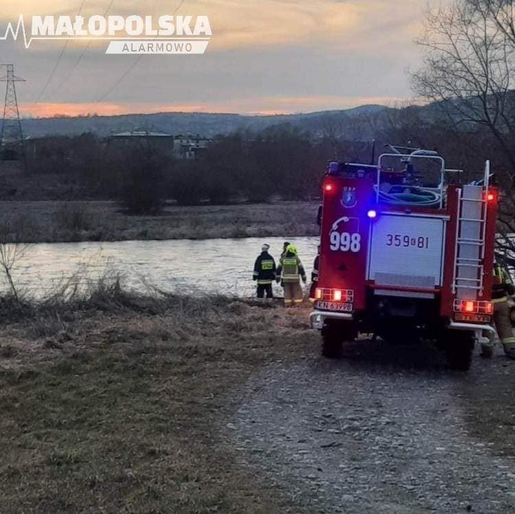 Nowy Sącz. Popradem i Dunajcem dryfowało ciało człowieka. Strażakom nie udało się wyłowić go z wody