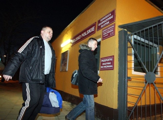 Kierownik drużyny Wacław Dobruk i asystent trenera Grzegorz Bednarczyk wchodzą na teren jednostki, gdzie znajduje się hala.