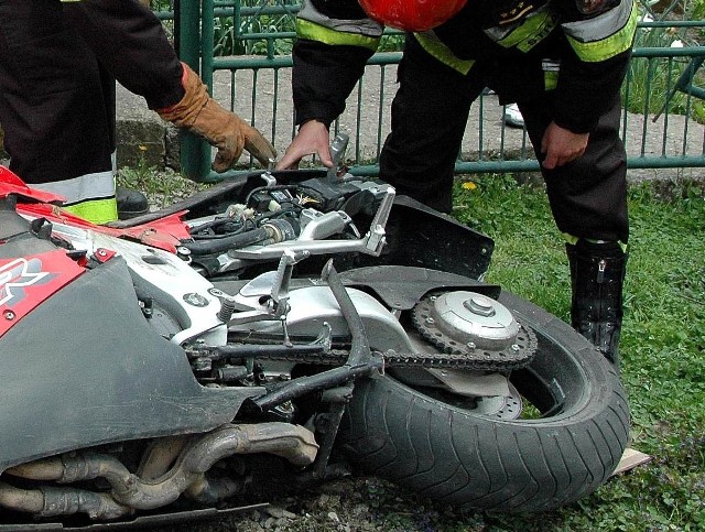 Motocyklista jest ciężko ranny.