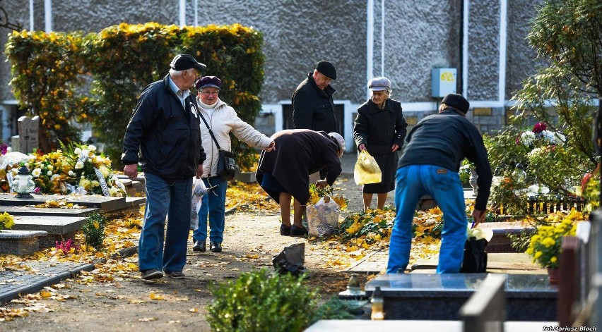 Na cmentarzu, szczególnie jesienią, zawsze jest dużo do...