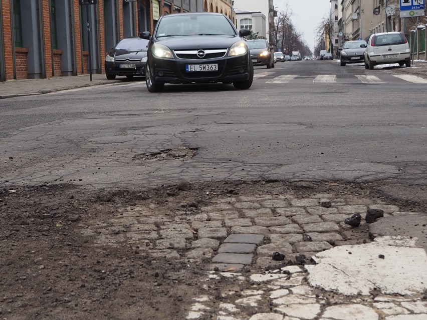 Dziury są m.in. w al. Kościuszki między ulicami Struga i...