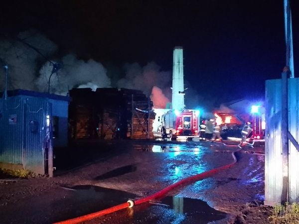 W Suchej Beskidzkiej pożar tartaku. Na miejscu liczne służby ratownicze