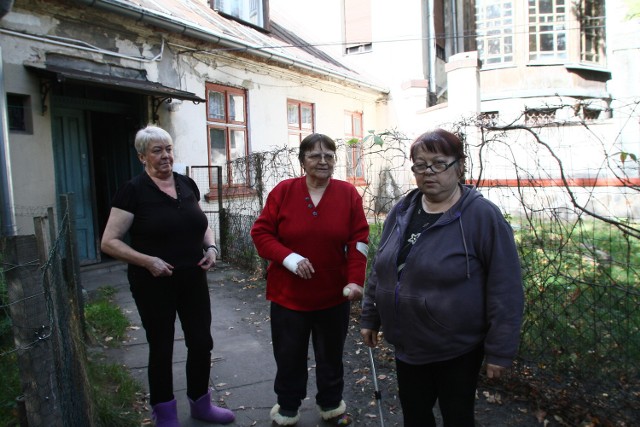 Gdy zobaczyłyśmy rachunki za ogrzewanie za 2014 rok, ogarnęła nas rozpacz - przyznają lokatorki. Na zdjęciu (od lewej): Elżbieta Gęsiniec, Teresa Kacewicz i Danuta Starczewska
