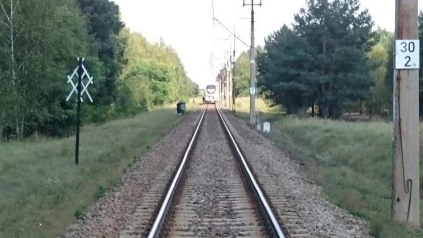 Motocyklista wjechał pod pociąg