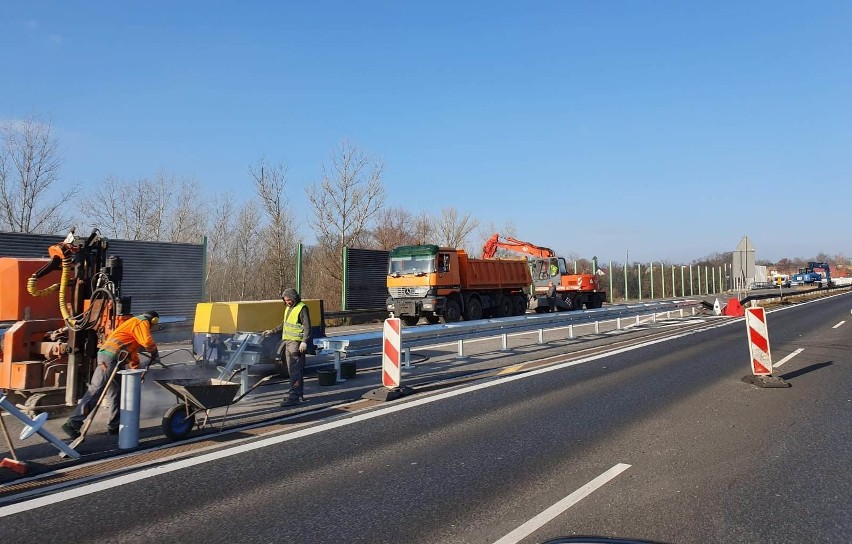 Jezdnia jest już gotowa, most przeszedł testy obciążeniowe....