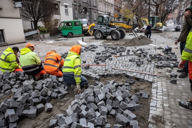 Trwają prace związane z dokończeniem przebudowy placu Biskupiego. W ramach rob&oacute;t m.in. układana jest nowa nawierzchnia.