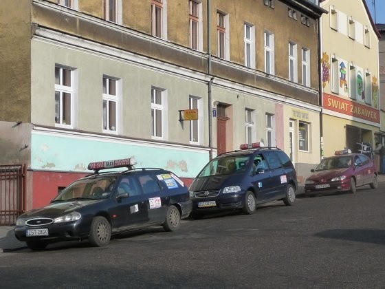 Taksówkarze zatrzymują się przy ulicy Mickiewicza, u zbiegu z ulicą Piłsudskiego. Tam czekają na zwolnienie się miejsca na postoju taxi.