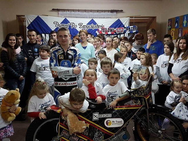 Dzieci w Bziance i Markowiźnie miały wiele radości ze spotkania z fanami i żużlowcami Stali Rzeszów