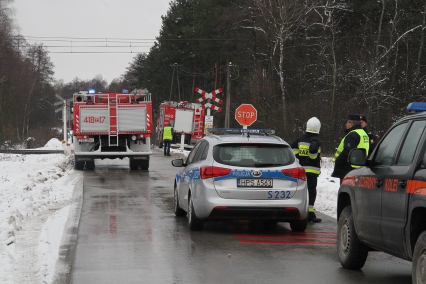 Tragiczny wypadek na przejeździe kolejowym w gminie Sobków. Nie żyją dwie osoby