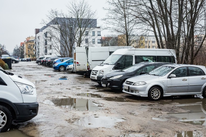 Dziki parking przy ulicy Paderewskiego w Bydgoszczy. Deweloper zamyka teren
