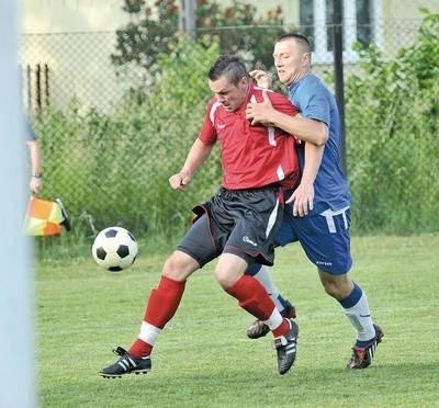 O piłkę walczą Łukasz Liszka z Pogoni (z lewej) i Piotr Bagnicki Fot. Michał Klag