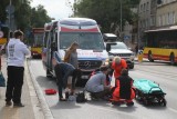 Wrocław: Ranna kobieta leży na ulicy. Wokół tłum gapiów. Nikt nie pomaga