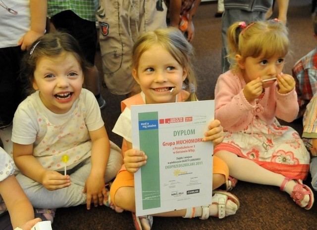 W zeszłym roku wygrała grupa Muchomorki z Przedszkola Miejskiego nr 3 im. Krasnala Hałabały. Tak się cieszyły dzieciaki z tej grupy na uroczystości wręczenia nagród w gorzowskiej bibliotece.