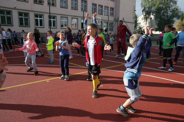Przy szkole podstawowej nr 7 w Słupsku otworzyli boisko sportowe. Dzisiaj (poniedziałek) odbędzie się tam konferencja prasowa prezydenta Biedronia. 