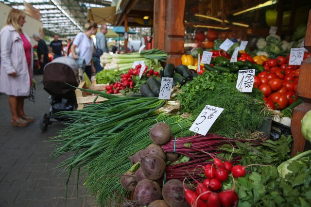 Owoce i warzywa na przeziębienie i grypę. Jesienią i zimą często dopadają nas infekcje. Jak skutecznie walczyć z wirusami w naturalny sposób. Na kolejnych stronach prezentuje top 10 warzyw i owoców, które warto mieć pod ręką w kuchni nie tylko wtedy, kiedy dopada nas przeziębienie i grypa, ale również w okresach wzmożonego zapotrzebowania na witaminy, kiedy nasza odporność wymaga szczególnej troski.