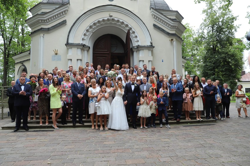 Znany polski pięściarz Daniel Adamiec w Kościele Garnizonowym w Kielcach poślubił Katarzynę. Były znane osoby. Zobaczcie zdjęcia
