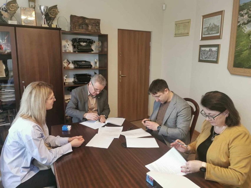 Podpisanie umowy na budowę świetlic w gminie Pińczów.
