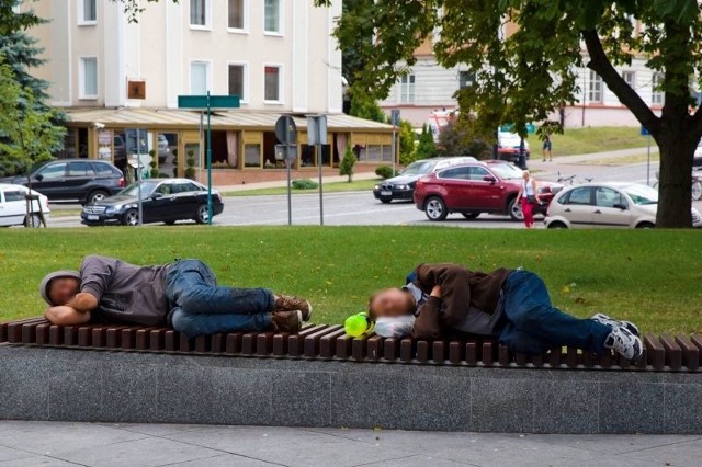 Strażnicy zwracają uwagę na osoby, które śpią na ławkach w parkach, przystankach, czy innych nietypowych miejscach. Mogą one potrzebować pomocy, ponieważ nie tylko alkohol może być tego przyczyną