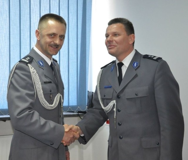 Komendant wojewódzki Mirosław Schossler (z prawej) gratuluje awansu na komendanta powiatowego w Końskich Stanisławowi Michalskiemu.