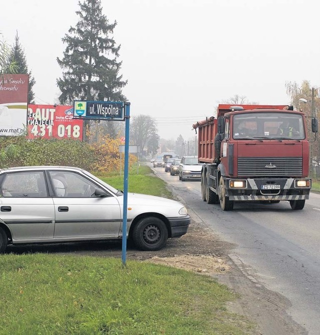 Nie jest łatwo wyjechać z drogi podporządkowanej w Morzyczynie. Taka sytuacja jest tam codziennie i może tak być jeszcze przez ponad tydzień. Tyle bowiem zamknięta będzie obwodnica