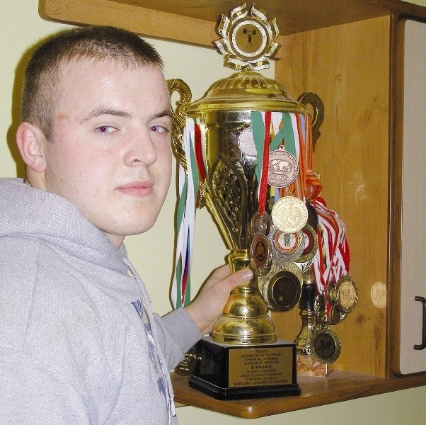 Paweł Krasowski z częścią swoich sportowych trofeów