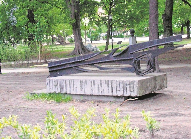 Od września 1969 r. w miejscu, w którym Niemcy mieli  zastrzelić 50 gimnazjalistów (harcerzy), stoi pomnik.