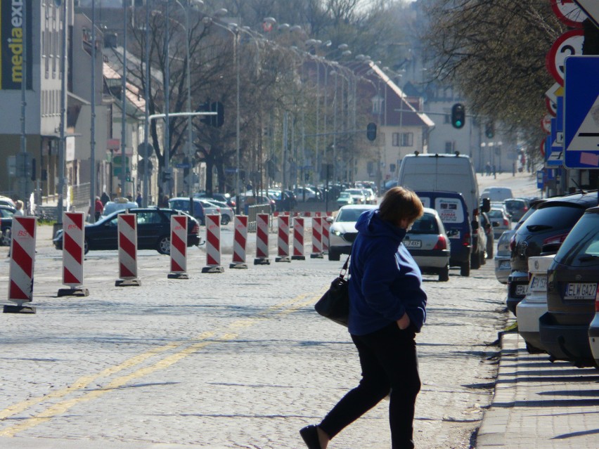 Pabianice. Połowa ul. Zamkowej miała być zamknięta. Robotnicy zapomnieli zablokować wjazd. Część kierowców jeździ po staremu ZDJĘCIA