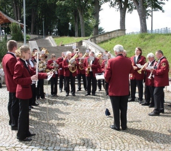 Orkiestra z Kotulina dała po mszy św. koncert.