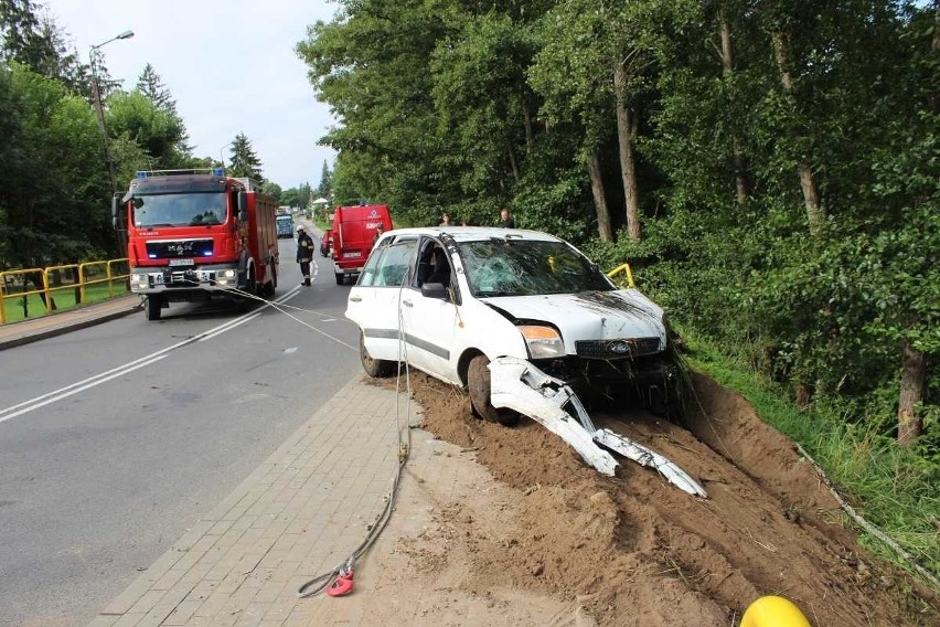 Nietypowy wypadek w Tleniu. Policjanci i strażacy wyciągnęli...